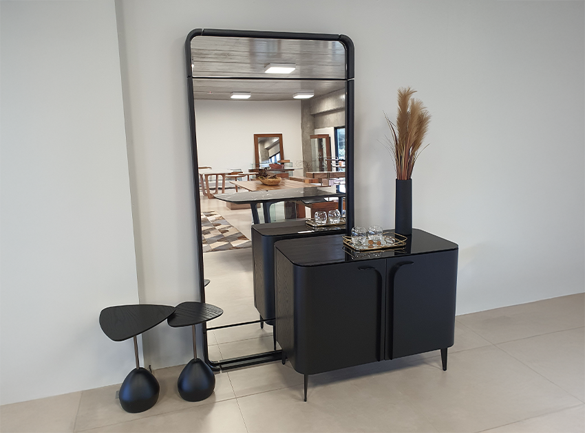 espelho tecno ambientado com o console sense e mesa auxiliar clara