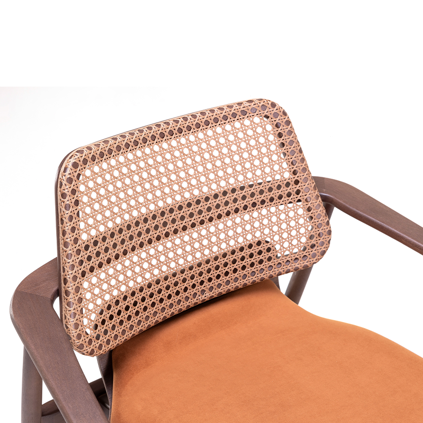 detalhes em palha na poltrona asti