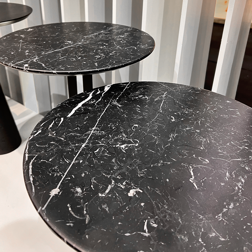 tampo da mesa lateral arch em marmore negro